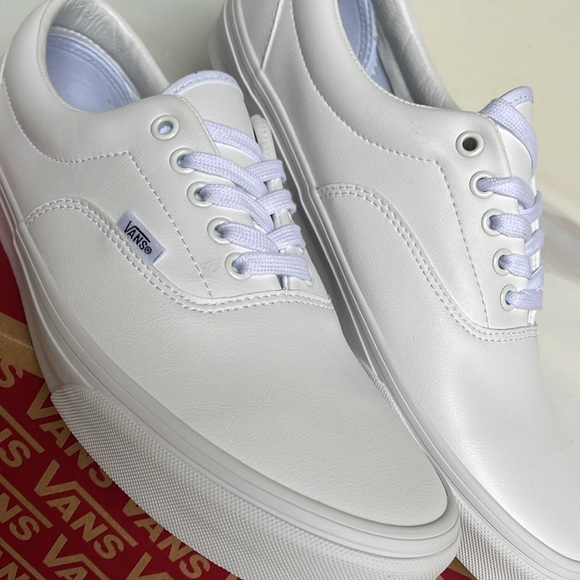 Vans Men’s Era Classic Tumble)Truewhite
VN0A38FRODJ
Sneakers - Picture 10 of 16